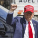 El candidato republicano y expresidente de Estados Unidos, Donald Trump, saluda durante un recorrido por las zonas afectadas por el huracán Helene, este lunes en Valdosta, Georgia (EE.UU.). EFE/EPA/ERIK S. LESSER