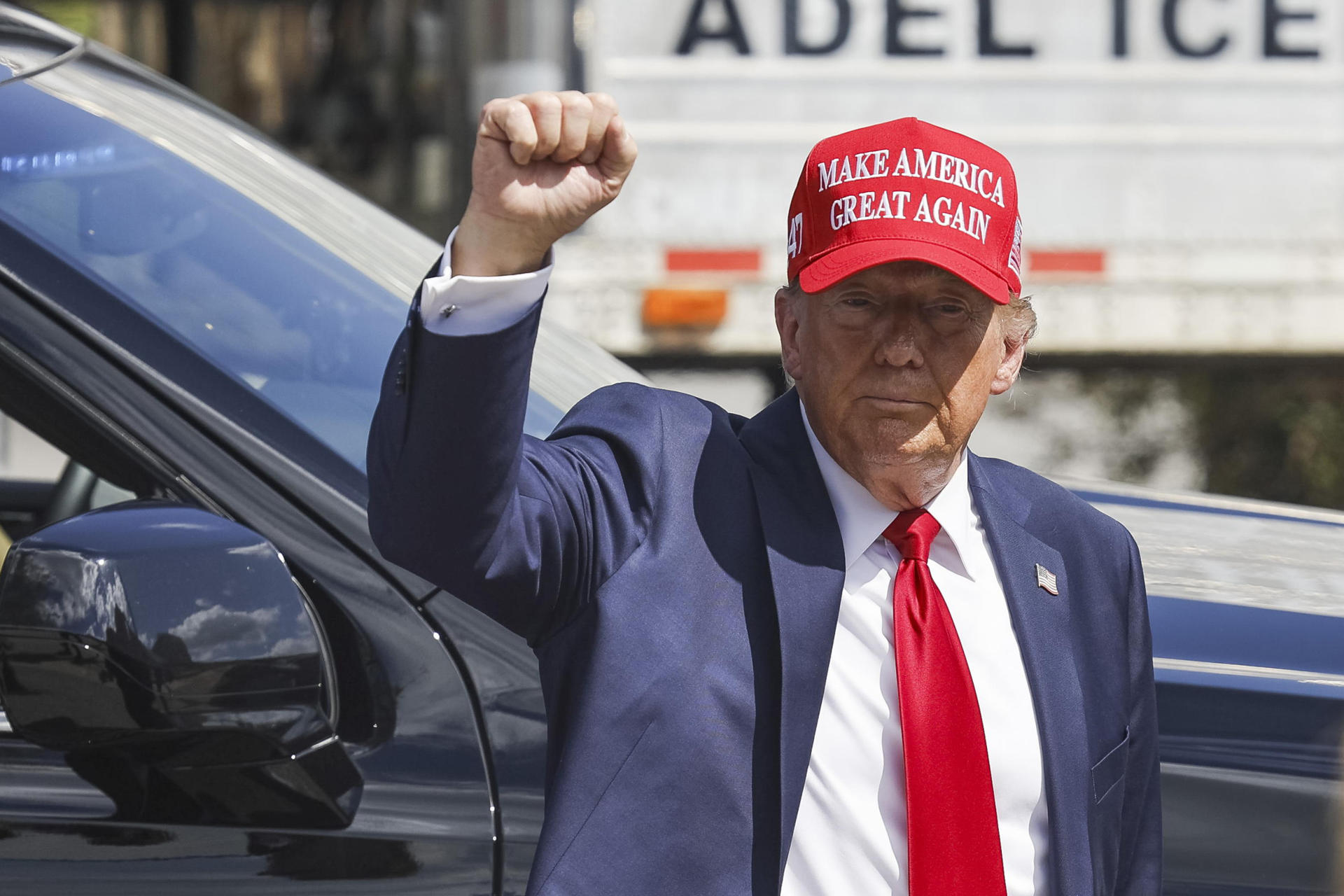 El candidato republicano y expresidente de Estados Unidos, Donald Trump, saluda durante un recorrido por las zonas afectadas por el huracán Helene, este lunes en Valdosta, Georgia (EE.UU.). EFE/EPA/ERIK S. LESSER