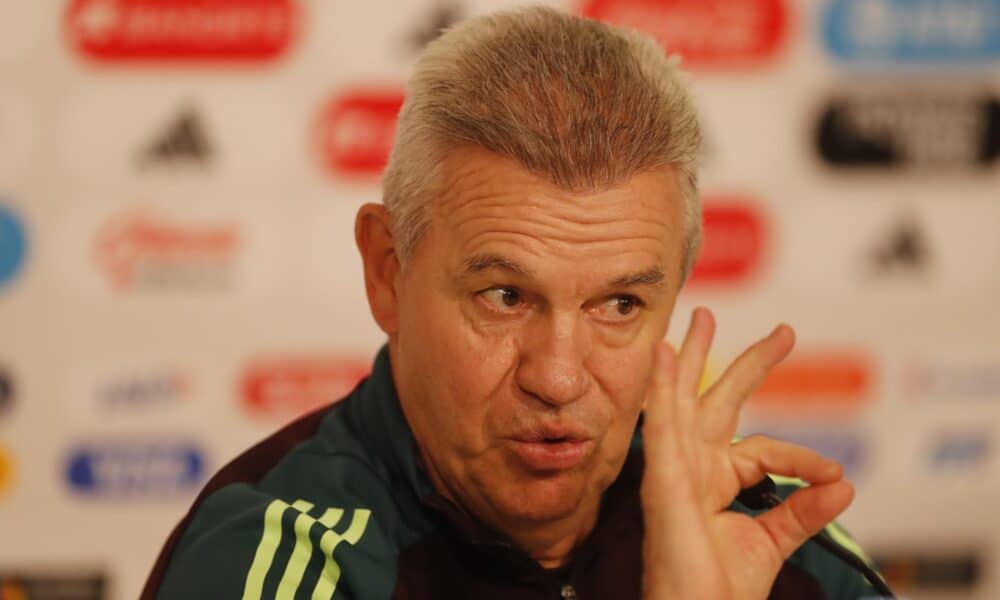 El entrenador de la Selección Mexicana de fútbol, Javier Aguirre, habla durante una rueda de prensa este lunes, previo a un partido amistoso ante la selección de Estados Unidos, en el Estadio Akron de la ciudad de Guadalajara, Jalisco (México). EFE/ Francisco Guasco