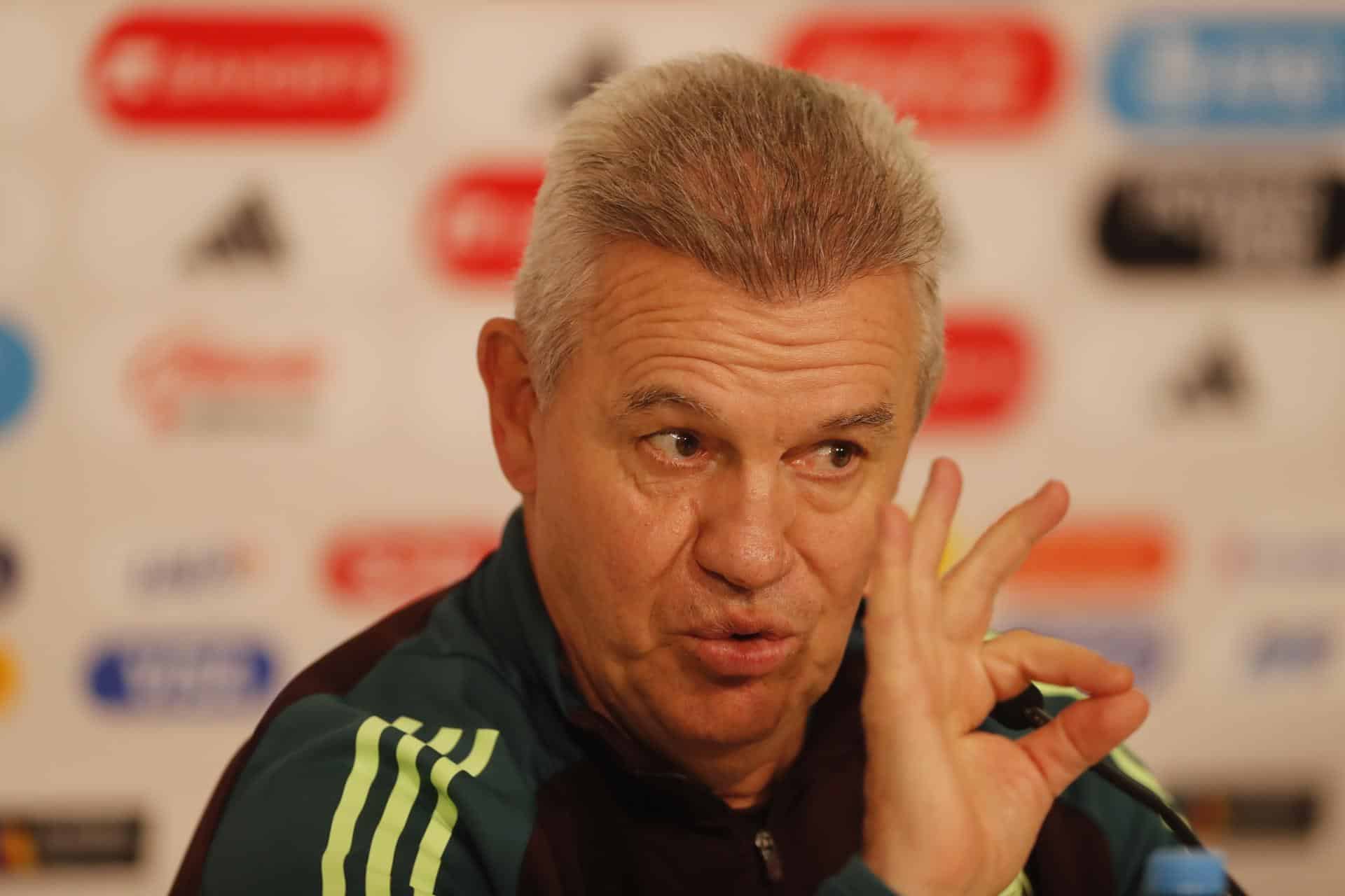 El entrenador de la Selección Mexicana de fútbol, Javier Aguirre, habla durante una rueda de prensa este lunes, previo a un partido amistoso ante la selección de Estados Unidos, en el Estadio Akron de la ciudad de Guadalajara, Jalisco (México). EFE/ Francisco Guasco