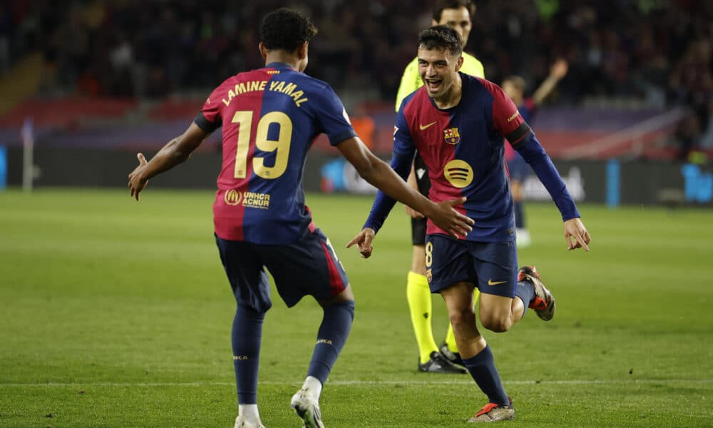 El centrocampista del Barcelona Pedri celebra con Lamine Yamal (i) tras marcar el segundo gol ante el Sevilla, durante el partido de LaLiga que FC Barcelona y Sevilla FC disputan este domingo en el estadio Lluis Companys. EFE/Alberto Estévez