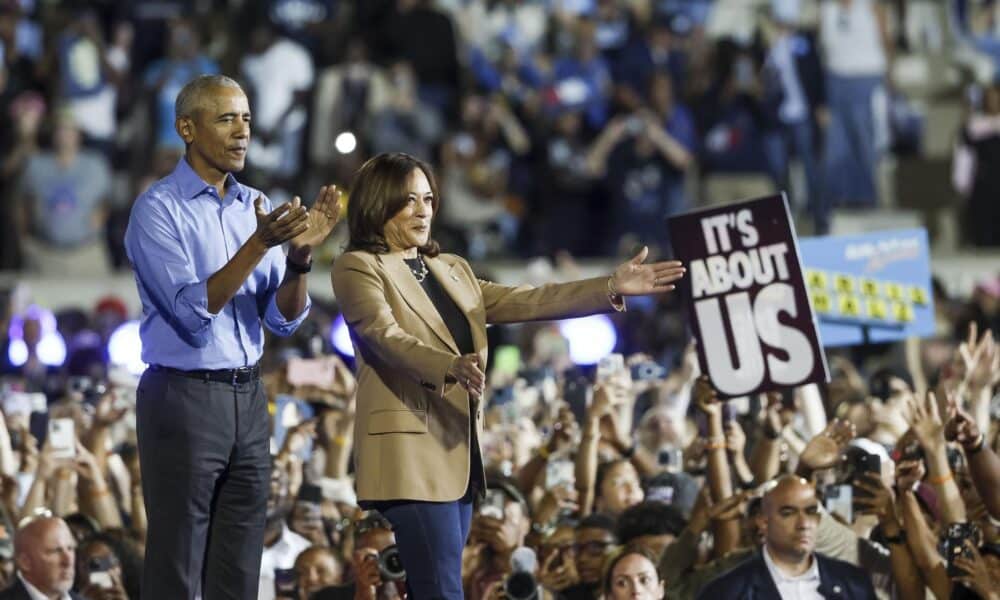 El expresidente estadounidense Barack Obama hace campaña con la candidata presidencial demócrata, la vicepresidenta estadounidense Kamala Harris, en el estadio James R. Hallford en Clarkston, Georgia, EE.UU. EFE/EPA/ERIK S. LESSER