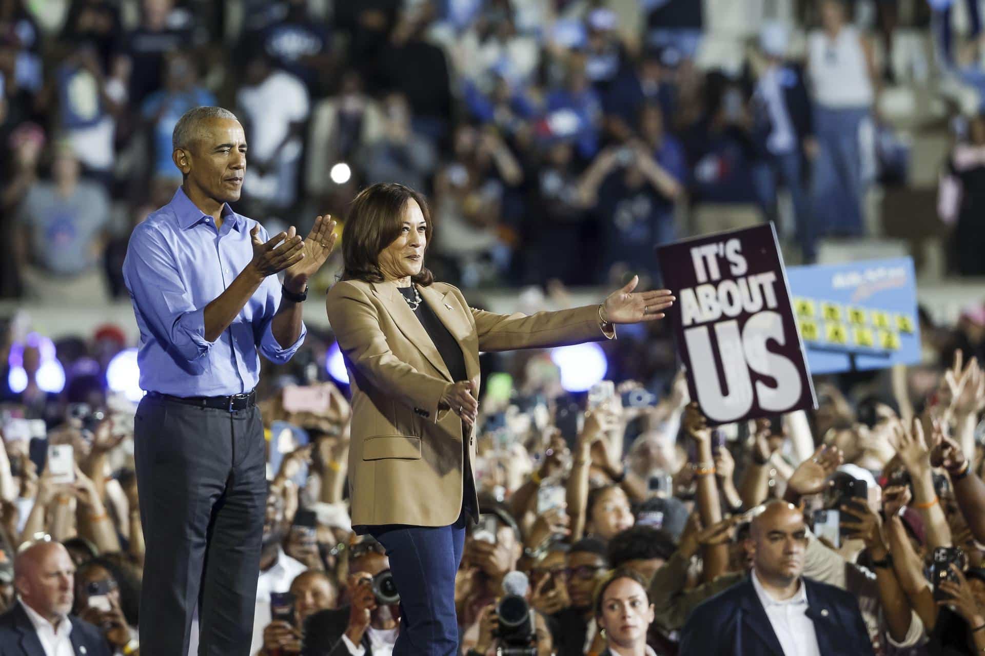 El expresidente estadounidense Barack Obama hace campaña con la candidata presidencial demócrata, la vicepresidenta estadounidense Kamala Harris, en el estadio James R. Hallford en Clarkston, Georgia, EE.UU. EFE/EPA/ERIK S. LESSER