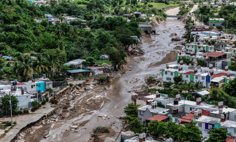 Fotografía aérea de una creciente del río de San Agustín, tras el paso del huracán John, este viernes en Acapulco (México). EFE/David Guzmán