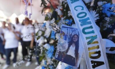 Personas se reúnen en la casa en dónde vivía Sofía Delgado niña de 12 años asesinada, este viernes en Candelaria (Colombia). EFE/ Ernesto Guzmán