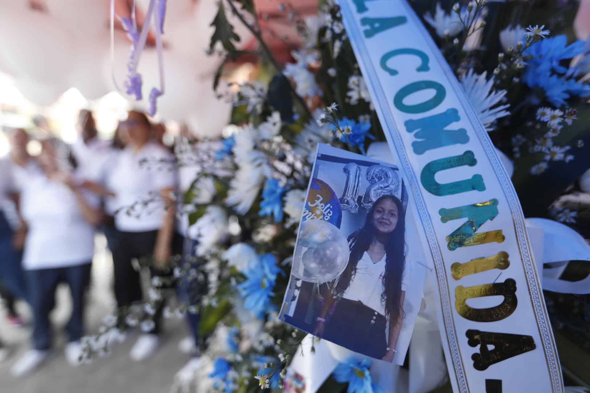 Personas se reúnen en la casa en dónde vivía Sofía Delgado niña de 12 años asesinada, este viernes en Candelaria (Colombia). EFE/ Ernesto Guzmán