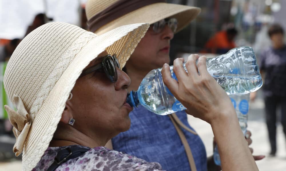 Una mujer bebe agua en la Ciudad de México (México). Archivo. EFE/ Mario Guzmán