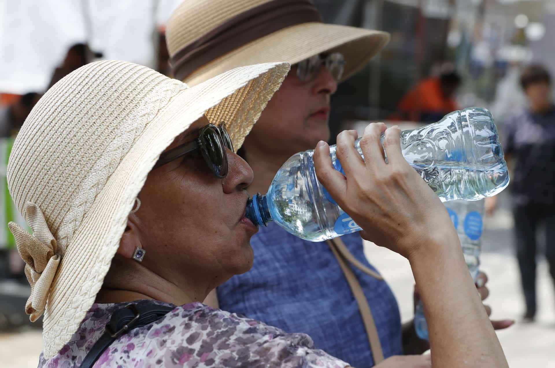 Una mujer bebe agua en la Ciudad de México (México). Archivo. EFE/ Mario Guzmán