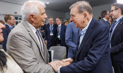 El alto representante de la Unión Europea (UE) para Asuntos Exteriores y Política de Seguridad, Josep Borrell, y el líder opositor venezolano Edmundo González (d) se saludan en un evento en O Grove, Pontevedra, España. EFE/Lavandeira jr