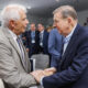 El alto representante de la Unión Europea (UE) para Asuntos Exteriores y Política de Seguridad, Josep Borrell, y el líder opositor venezolano Edmundo González (d) se saludan en un evento en O Grove, Pontevedra, España. EFE/Lavandeira jr