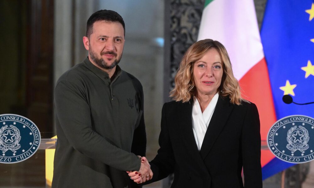 La primera ministra italiana, Giorgia Meloni, y el presidente ucraniano, Volodímir Zelenski, se dan la mano mientras hacen declaraciones a la prensa tras una reunión en Villa Doria Pamphilj en Roma (Italia), el 10 de octubre de 2024. EFE/EPA/ALESSANDRO DI MEO