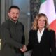 La primera ministra italiana, Giorgia Meloni, y el presidente ucraniano, Volodímir Zelenski, se dan la mano mientras hacen declaraciones a la prensa tras una reunión en Villa Doria Pamphilj en Roma (Italia), el 10 de octubre de 2024. EFE/EPA/ALESSANDRO DI MEO