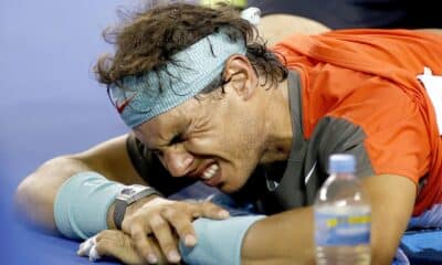 Rafael Nadal recibe tratamiento durante un partido en el Abierto de Asutralia en 2014. EFE/EPA/MADE NAGI