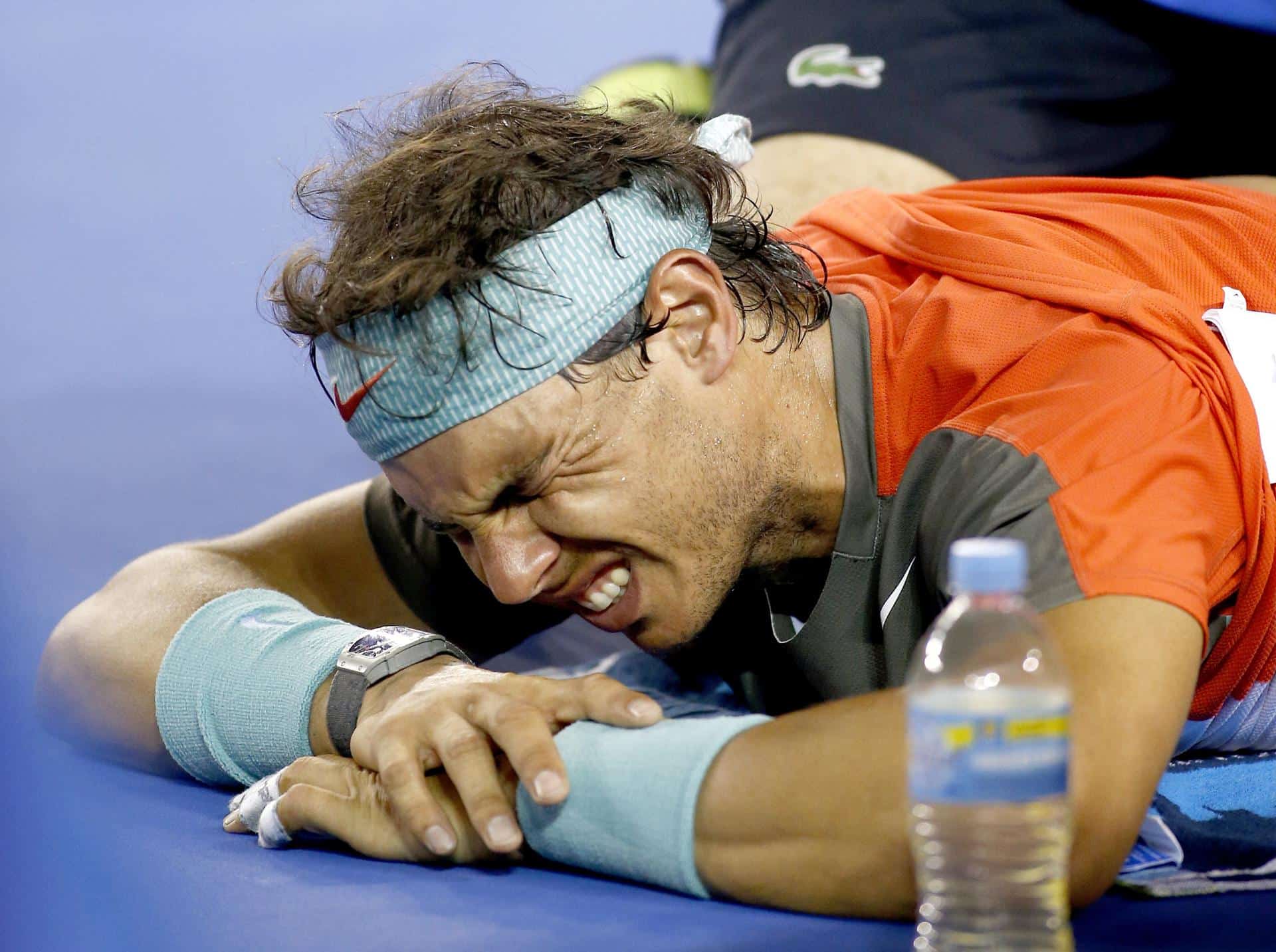 Rafael Nadal recibe tratamiento durante un partido en el Abierto de Asutralia en 2014. EFE/EPA/MADE NAGI