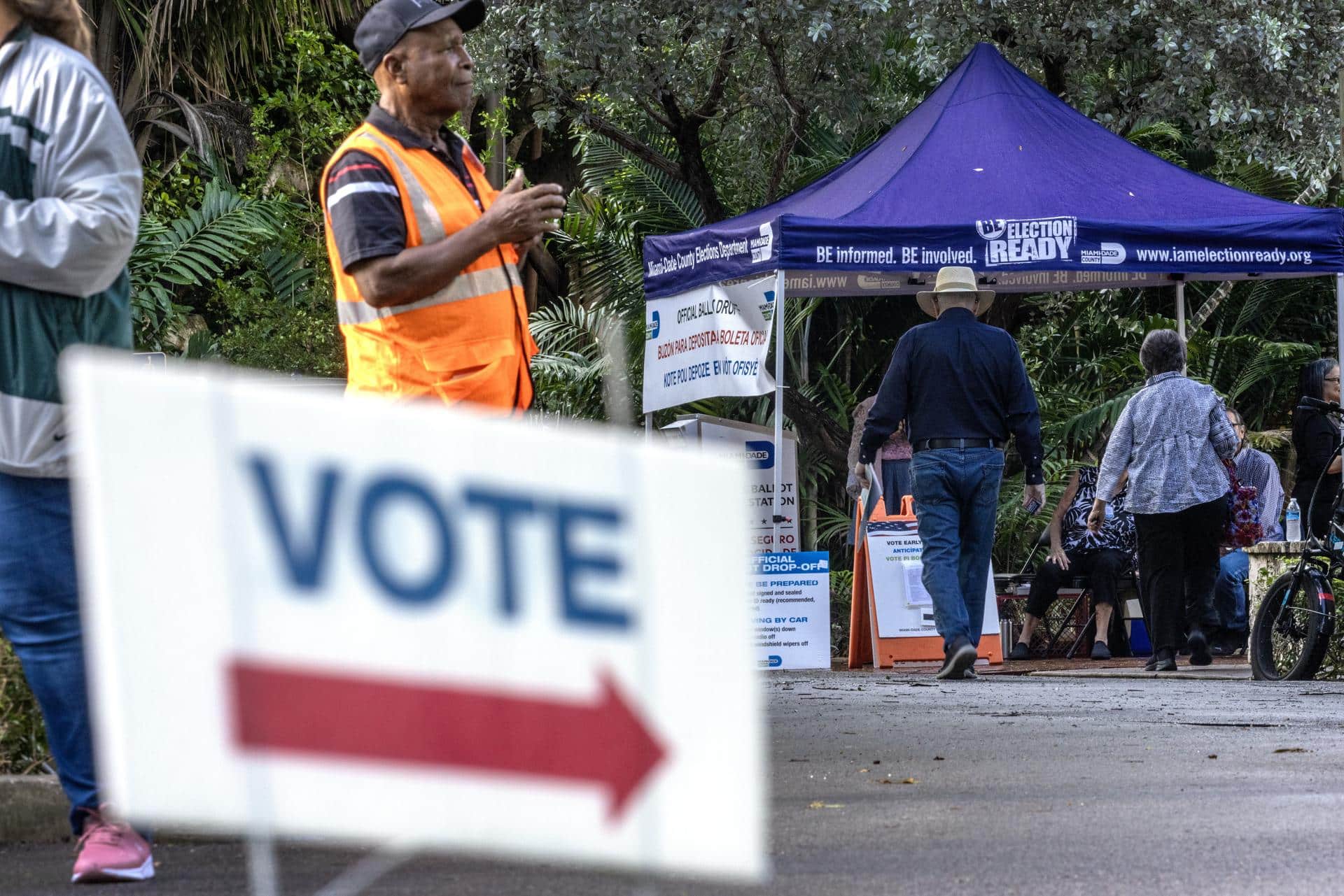 Señal que indica el lugar para depositar el voto anticipado en las elecciones de Estados Unidos. EFE/EPA/Cristóbal Herrera