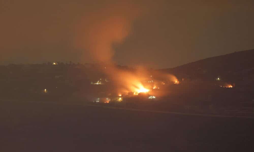 Los proyectiles de artillería israelíes alcanzaron zonas cercanas a aldeas del sur del Líbano a lo largo de la frontera con Israel, visto desde la Alta Galilea, al norte de Israel, el 30 de septiembre de 2024. EFE/EPA/ATEF SAFADI