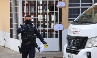 Un integrante de la policía estatal resguarda un inmueble de hospedaje este lunes, en el municipio de Tapachula en el estado de Chiapas (México). EFE/Juan Manuel Blanco