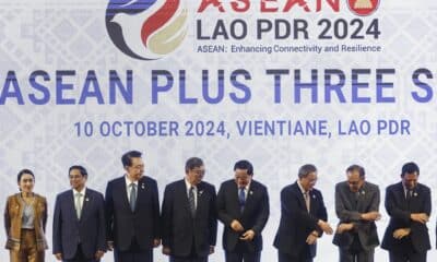 (De izq. a der.) La primera ministra de Tailandia, Paetongtarn Shinawatra; el primer ministro de Vietnam, Pham Minh Chinh; el presidente de Corea del Sur, Yoon Suk-yeol; el primer ministro de Japón, Shigeru Ishiba; el primer ministro de Laos, Sonexay Siphandone; el primer ministro de China, Li Qiang; el primer ministro de Malasia, Anwar Ibrahim, y el primer ministro de Camboya, Hun Manet, se preparan este jueves para una sesión de fotos durante la 27ª Cumbre de la ASEAN Más Tres como parte de la cumbre de la Asociación de Naciones del Sudeste Asiático (ASEAN) en el Centro de Convenciones de Vientián. EFE/EPA/RUNGROJ YONGRIT