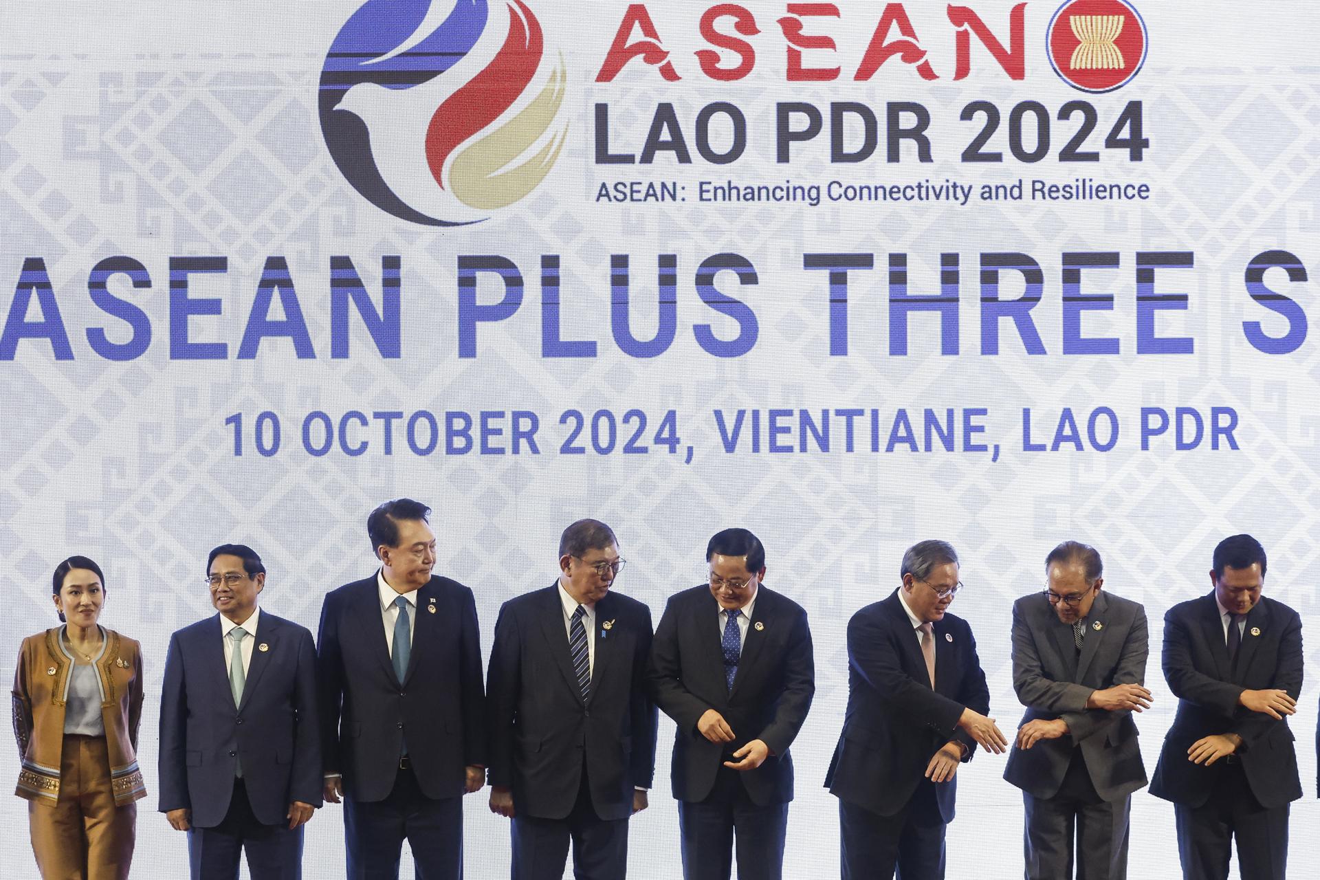 (De izq. a der.) La primera ministra de Tailandia, Paetongtarn Shinawatra; el primer ministro de Vietnam, Pham Minh Chinh; el presidente de Corea del Sur, Yoon Suk-yeol; el primer ministro de Japón, Shigeru Ishiba; el primer ministro de Laos, Sonexay Siphandone; el primer ministro de China, Li Qiang; el primer ministro de Malasia, Anwar Ibrahim, y el primer ministro de Camboya, Hun Manet, se preparan este jueves para una sesión de fotos durante la 27ª Cumbre de la ASEAN Más Tres como parte de la cumbre de la Asociación de Naciones del Sudeste Asiático (ASEAN) en el Centro de Convenciones de Vientián. EFE/EPA/RUNGROJ YONGRIT