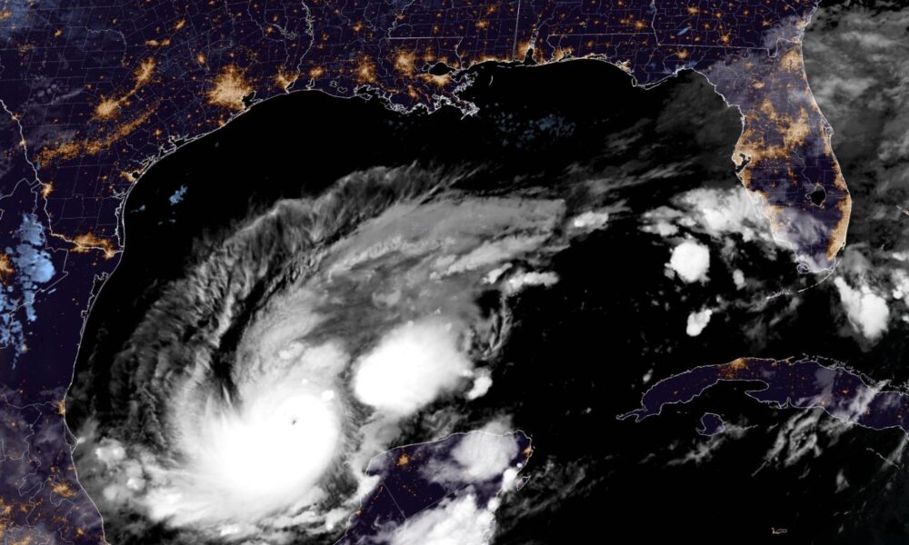 Fotografía satelital facilitada por la Oficina Nacional de Administración Oceánica y Atmosférica (NoAA) donde se muestra la localización del huracán Milton en el Golfo de México. EFE