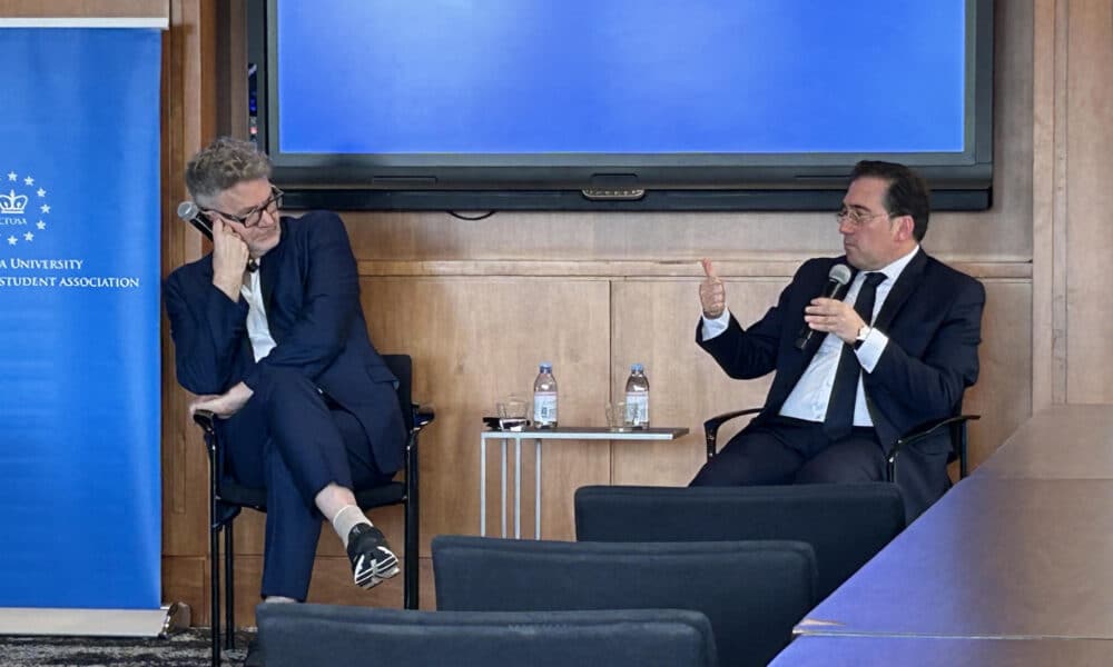 El ministro español de Asuntos Exteriores, José Manuel Albares (d), habla junto al moderador Adam Tooze, durante una charla en la Universidad de Columbia, este miércoles, en Nueva York (Estados Unidos). EFE/ Javier Otazu