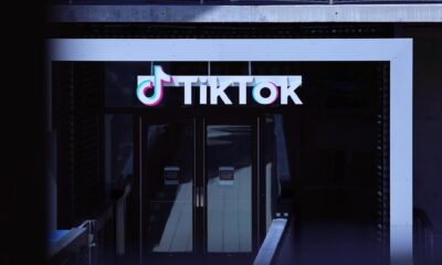 Un cartel se exhibe sobre la entrada de TikTok en Los Ángeles, California, EE. UU., el 24 de abril de 2024. Cena EFE/EPA/Allison Dinner