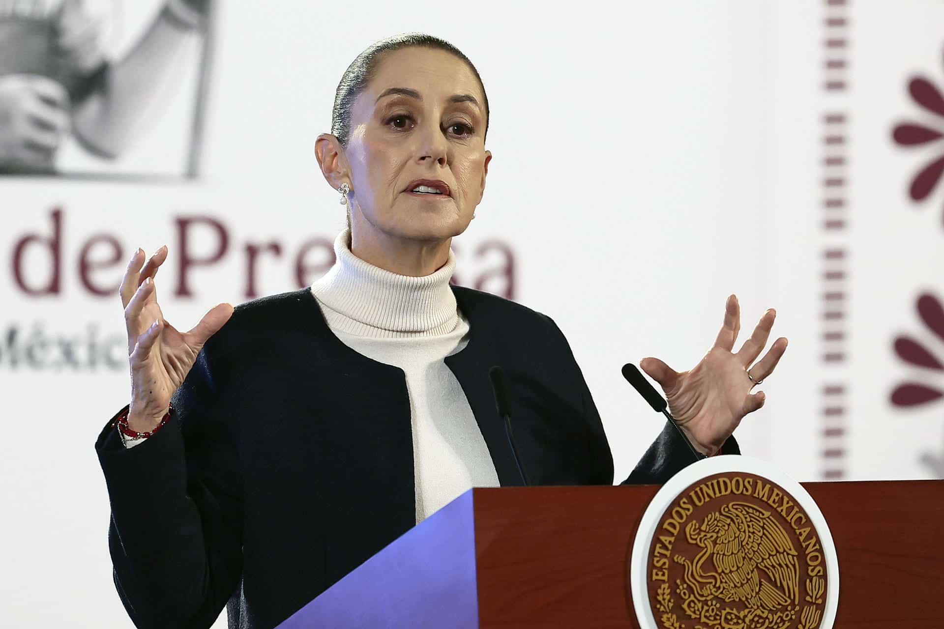 La presidenta de México, Claudia Sheinbaum, habla durante su rueda de prensa matutina en Palacio Nacional este martes, en Ciudad de México (México). EFE/ José Méndez