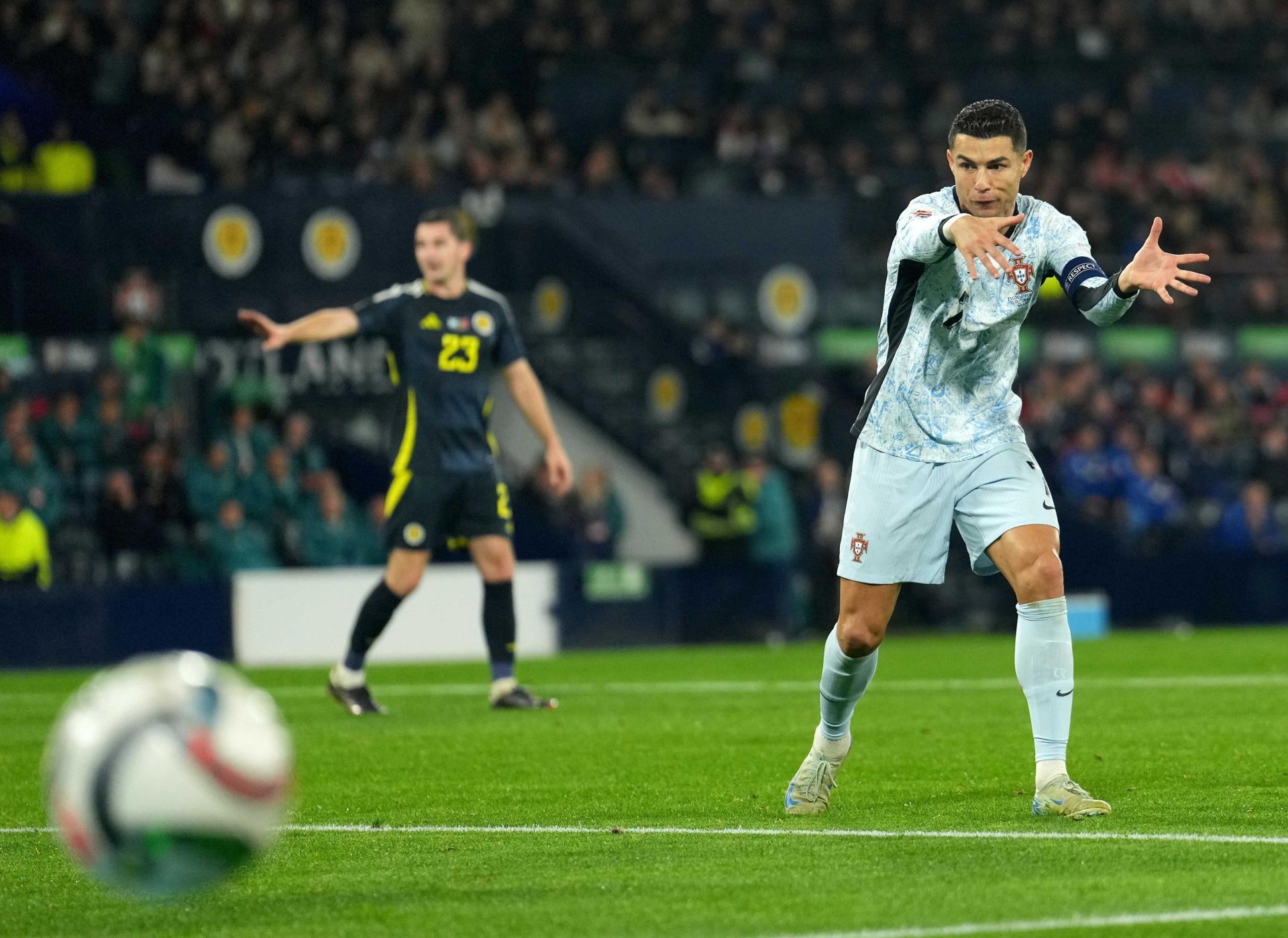 El delantero portugués Cristiano Ronaldo durante el partido del la UEFA Nations League que han jugado Escocia y Portugal en Glasgow, Escocia. EFE/EPA/MARK RUNNACLES