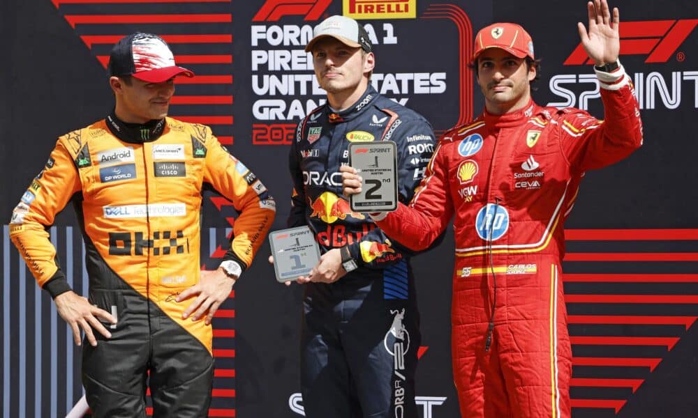 Carlos Sainz de España para el equipo Ferrari (d), saluda a la multitud después de su segundo puesto, mientras Max Verstappen de los Países Bajos para el equipo Red Bull Racing, primer lugar, y Lando Norris del Reino Unido para el equipo McLaren (i). EFE/EPA/JOHN MABANGLO