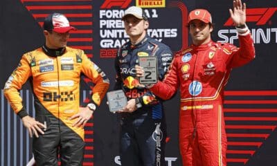 Carlos Sainz de España para el equipo Ferrari (d), saluda a la multitud después de su segundo puesto, mientras Max Verstappen de los Países Bajos para el equipo Red Bull Racing, primer lugar, y Lando Norris del Reino Unido para el equipo McLaren (i). EFE/EPA/JOHN MABANGLO