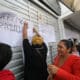 Transportistas pegan carteles durante una protesta en las oficinas de Impuestos Nacionales (SIN), este jueves, en Santa Cruz, (Bolivia). EFE/ Juan Carlos Torrejón