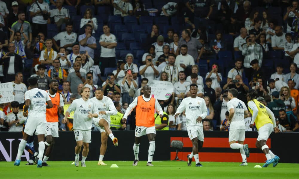 Los jugadores del Real Madrid durante el calentamiento previo al partido de la jornada 9 de Liga en el estadio Santiago Bernabéu. EFE/Zipi Aragón