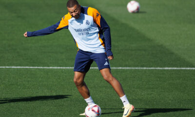 El delantero francés del Real Madrid, Kylian Mbappé durante el entrenamiento que el conjunto ha llevado a cabo este viernes en la Ciudad Deportiva de Valdebebas,. EFE/Sergio Pérez