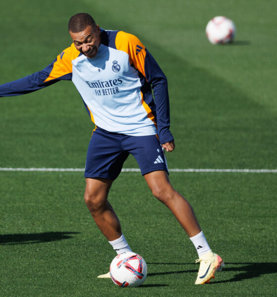 El delantero francés del Real Madrid, Kylian Mbappé durante el entrenamiento que el conjunto ha llevado a cabo este viernes en la Ciudad Deportiva de Valdebebas,. EFE/Sergio Pérez