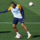 El delantero francés del Real Madrid, Kylian Mbappé durante el entrenamiento que el conjunto ha llevado a cabo este viernes en la Ciudad Deportiva de Valdebebas,. EFE/Sergio Pérez