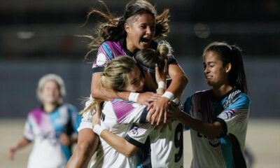 Jugadoras de Libertad celebran la exhibición de este jueves en el comienzo de la Copa Libertadores femenina a expensas del club venezolano Adiffem en el estadio asunceno Arsenio Erico. EFE/ Juan Pablo Pino