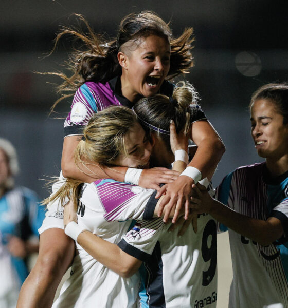 Jugadoras de Libertad celebran la exhibición de este jueves en el comienzo de la Copa Libertadores femenina a expensas del club venezolano Adiffem en el estadio asunceno Arsenio Erico. EFE/ Juan Pablo Pino