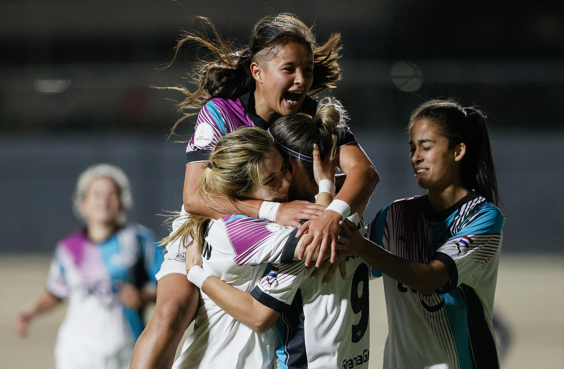 Jugadoras de Libertad celebran la exhibición de este jueves en el comienzo de la Copa Libertadores femenina a expensas del club venezolano Adiffem en el estadio asunceno Arsenio Erico. EFE/ Juan Pablo Pino