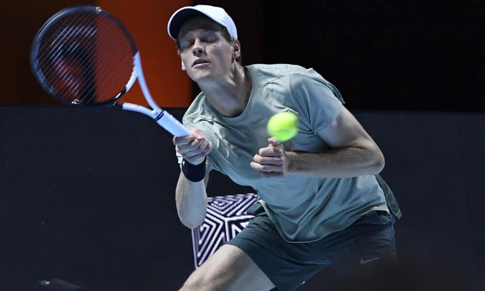 El italiano Jannik Sinner en acción durante el partido que han jugado el ruso Daniil Medvedev durante su partido de la Six Kings Slam exhibition que se disputa en Riyadh, Arabia Saudita. EFE/EPA/STR