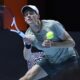 El italiano Jannik Sinner en acción durante el partido que han jugado el ruso Daniil Medvedev durante su partido de la Six Kings Slam exhibition que se disputa en Riyadh, Arabia Saudita. EFE/EPA/STR