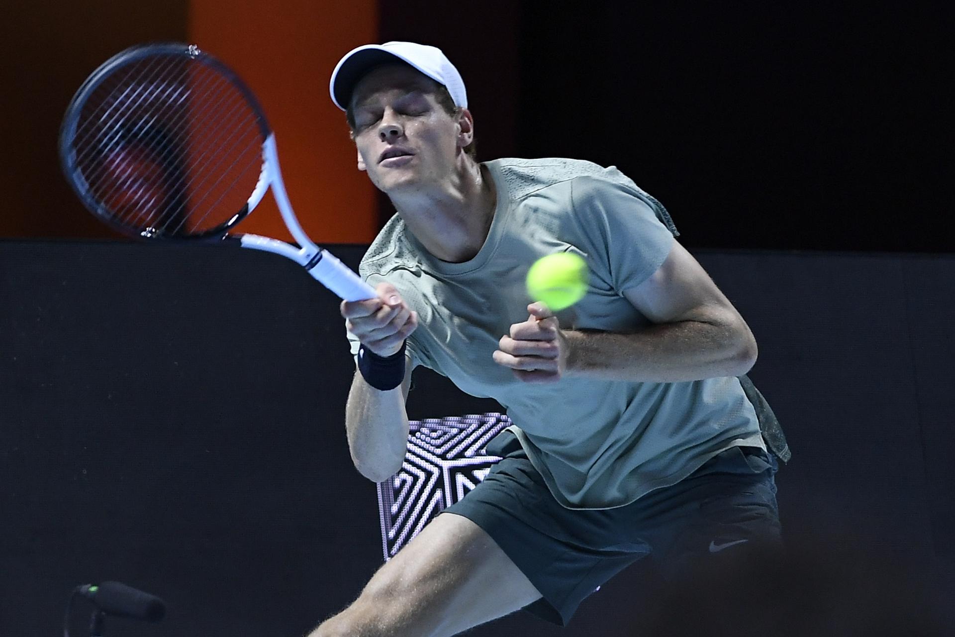 El italiano Jannik Sinner en acción durante el partido que han jugado el ruso Daniil Medvedev durante su partido de la Six Kings Slam exhibition que se disputa en Riyadh, Arabia Saudita. EFE/EPA/STR