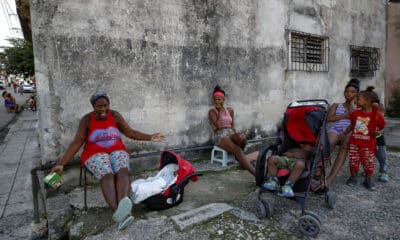 Fotografía del 20 de octubre de 2024 de personas descansando afuera de sus casas durante un apagón nacional, en La Habana (Cuba). EFE/ Yander Zamora