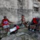 Fotografía del 20 de octubre de 2024 de personas descansando afuera de sus casas durante un apagón nacional, en La Habana (Cuba). EFE/ Yander Zamora