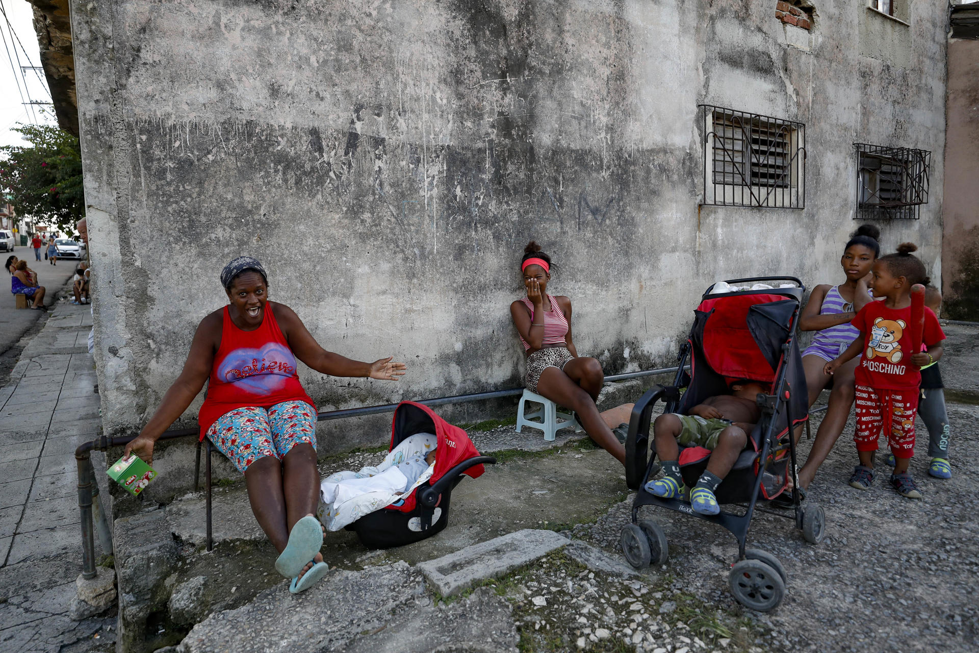 Fotografía del 20 de octubre de 2024 de personas descansando afuera de sus casas durante un apagón nacional, en La Habana (Cuba). EFE/ Yander Zamora