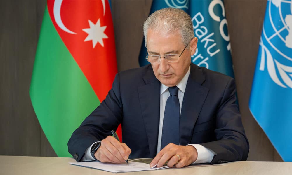 El presidente designado para la COP29 de Bakú, Mukthar Babayev, firmando un documento. Fechada en Bakú, sin fecha determinada. Foto cedida por la Presidencia de la COP29 Saludos