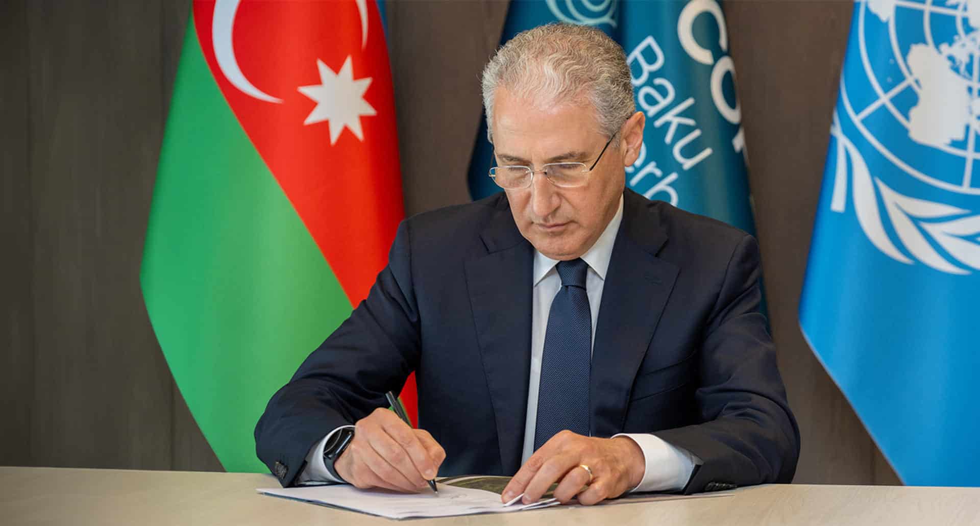 El presidente designado para la COP29 de Bakú, Mukthar Babayev, firmando un documento. Fechada en Bakú, sin fecha determinada. Foto cedida por la Presidencia de la COP29 Saludos