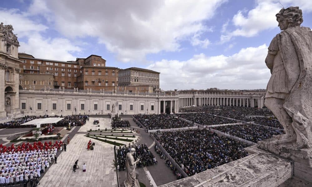 Imagen de los asistentes a misa del Domingo de Ramos en la Plaza de San Pedro, Ciudad del Vaticano, 24 de marzo de 2024. 
 EFE/EPA/RICARDO ANTIMIANI
//////////
Ciudad del Vaticano (Estado de la Ciudad del Vaticano (Santa Sede)), 24/03/2024.- Fieles asisten a la Santa Misa del Domingo de Ramos en la Plaza de San Pedro, Ciudad del Vaticano, 24 de marzo de 2024. El Domingo de Ramos es el relato bíblico de la entrada de Jesucristo en Jerusalén, que marca el inicio de la Semana Santa y la Cuaresma. (Papa, Jerusalén) EFE/EPA/RICCARDO ANTIMIANI
//////////
Ciudad del Vaticano (Estado de la Ciudad del Vaticano (Santa Sede)), 24/03/2024.- Fieles asisten a la Santa Misa del Domingo de Ramos en la Plaza de San Pedro, Ciudad del Vaticano, 24 de marzo de 2024. El Domingo de Ramos es el relato bíblico de la entrada de Jesucristo a Jerusalén, que marca el comienzo de la Semana Santa y la Cuaresma. (Papá, Jerusalén) EFE/EPA/RICARDO ANTIMIANI