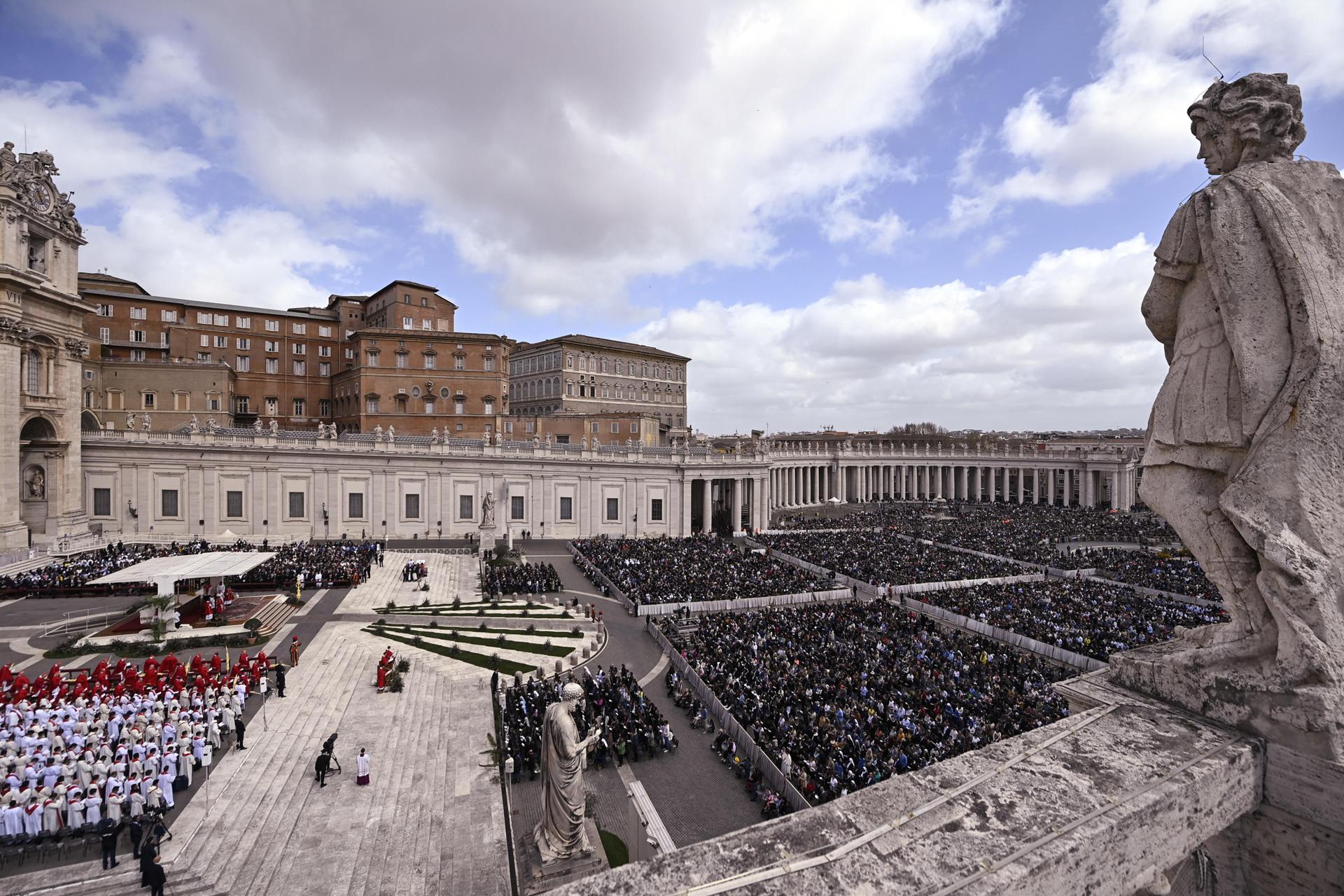 Imagen de los asistentes a misa del Domingo de Ramos en la Plaza de San Pedro, Ciudad del Vaticano, 24 de marzo de 2024. 
 EFE/EPA/RICARDO ANTIMIANI
//////////
Ciudad del Vaticano (Estado de la Ciudad del Vaticano (Santa Sede)), 24/03/2024.- Fieles asisten a la Santa Misa del Domingo de Ramos en la Plaza de San Pedro, Ciudad del Vaticano, 24 de marzo de 2024. El Domingo de Ramos es el relato bíblico de la entrada de Jesucristo en Jerusalén, que marca el inicio de la Semana Santa y la Cuaresma. (Papa, Jerusalén) EFE/EPA/RICCARDO ANTIMIANI
//////////
Ciudad del Vaticano (Estado de la Ciudad del Vaticano (Santa Sede)), 24/03/2024.- Fieles asisten a la Santa Misa del Domingo de Ramos en la Plaza de San Pedro, Ciudad del Vaticano, 24 de marzo de 2024. El Domingo de Ramos es el relato bíblico de la entrada de Jesucristo a Jerusalén, que marca el comienzo de la Semana Santa y la Cuaresma. (Papá, Jerusalén) EFE/EPA/RICARDO ANTIMIANI