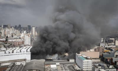 Fotografía aérea de un incendio que afectó el edificio Shopping 25 de Marzo, ubicado en Brás, una de las principales zonas comerciales de la ciudad, este miércoles, en Sao Paulo (Brasil). Más de 60 bomberos trabajan para apagar un incendio en un edificio comercial en el centro de São Paulo que comenzó durante la madrugada de este miércoles y desató una gran humareda en la zona, informó el Cuerpo de Bomberos de la ciudad. EFE/ Isaac Fontana