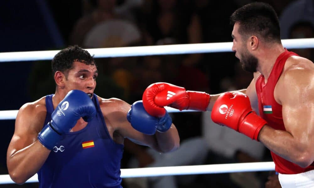 Combate de boxeo olímpico, en París 2024, entre el uzbeko Bakhodir Jalolov of Uzbekistan (rojo) y el español Ayoub Ghadfa Drissi El Aissaoui (azul), en una foto de archivo. EFE/EPA/YAHYA ARHAB